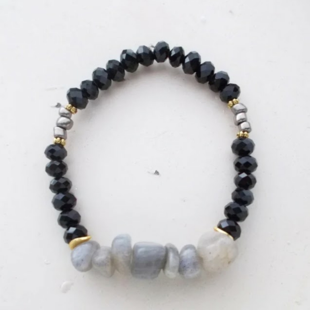 NWOT LABRADORITE CHIPS & BLACK CRYSTAL BRACELET